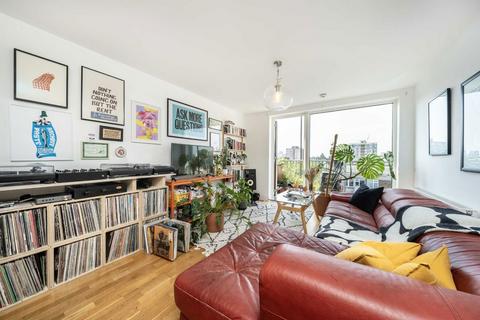 2 bedroom flat for sale, Queensbridge Road, London E2