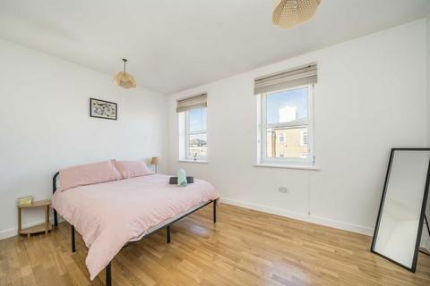 2 bedroom flat for sale, Queensbridge Road, London E8