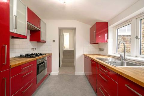 2 bedroom maisonette for sale, Forest Road, London E8