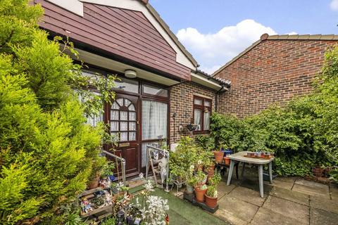 4 bedroom bungalow for sale, Beanacre Close, London E9