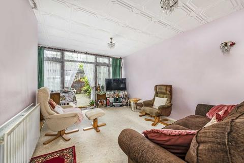 4 bedroom bungalow for sale, Beanacre Close, London E9