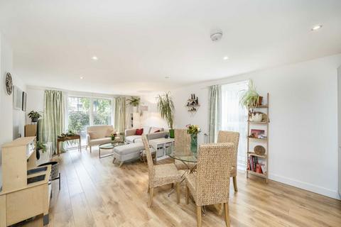 2 bedroom flat for sale, Haggerston Road, London E8