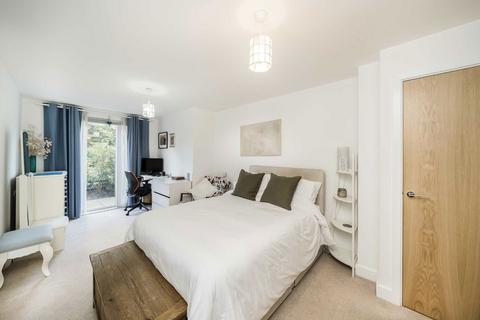 2 bedroom flat for sale, Haggerston Road, London E8