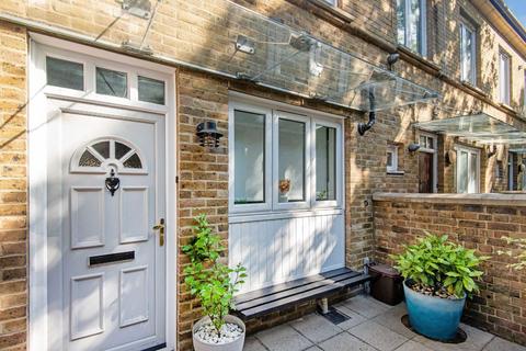 637 Roman Road, London, E3 2RZ