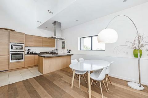 3 bedroom flat for sale, Great West Road, London W6