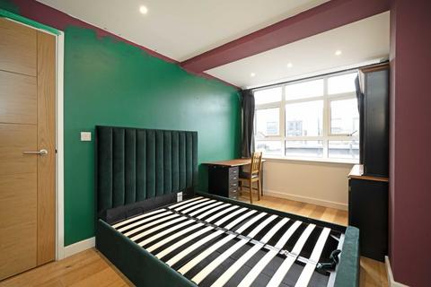 2 bedroom flat for sale, Down Place, London W6