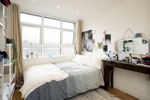 2 bedroom flat for sale, Down Place, London W6