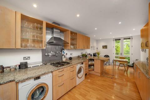 3 bedroom flat for sale, Kidderpore Avenue, London NW3