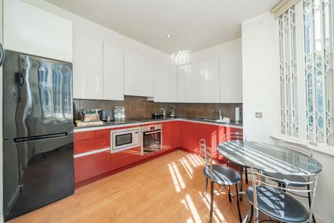 2 bedroom flat for sale, Chesterford Gardens, London NW3