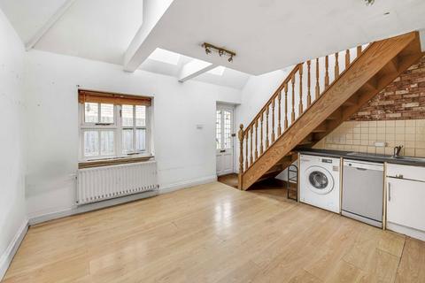 2 bedroom house for sale, Station Road, Hampton TW12