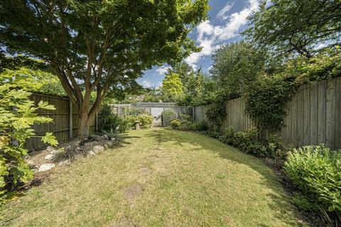 100 Broad Lane, Hampton, TW12 3BW