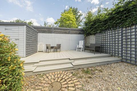 100 Broad Lane, Hampton, TW12 3BW
