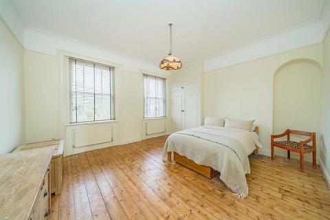 Flat 3, Berkeley House Upper Sunbury Road, Hampton, TW12 2DW