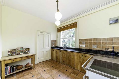 Flat 3, Berkeley House Upper Sunbury Road, Hampton, TW12 2DW