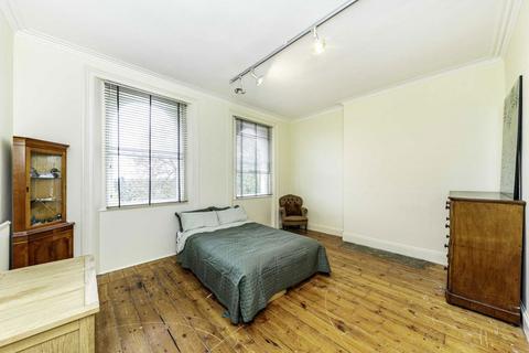 Flat 3, Berkeley House Upper Sunbury Road, Hampton, TW12 2DW