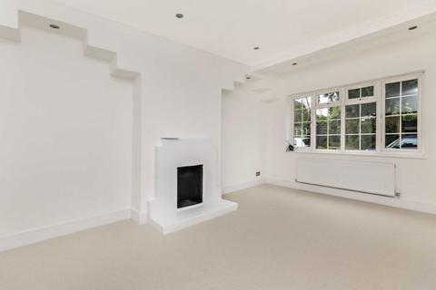 2 Park Close, Hampton, TW12 2SP