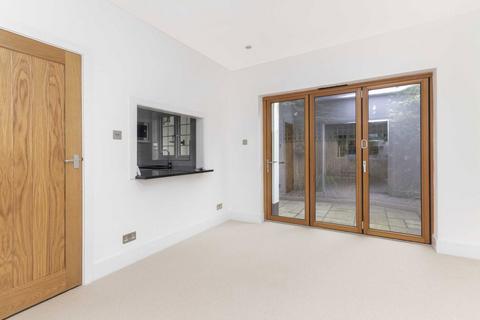 2 Park Close, Hampton, TW12 2SP