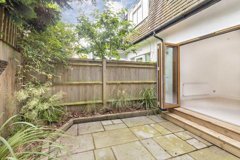 2 Park Close, Hampton, TW12 2SP