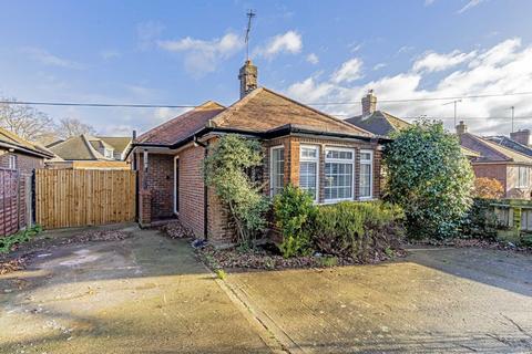 2 bedroom bungalow for sale, Oak Avenue, Hampton TW12