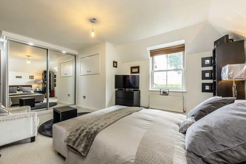 14 Acacia Road, Hampton, TW12 3DS