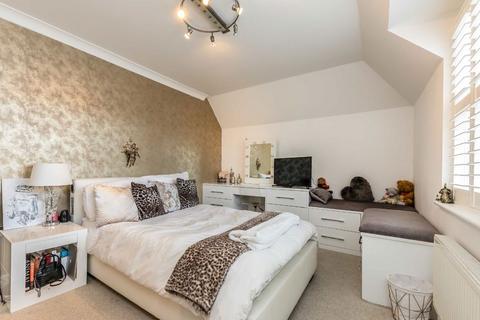 14 Acacia Road, Hampton, TW12 3DS