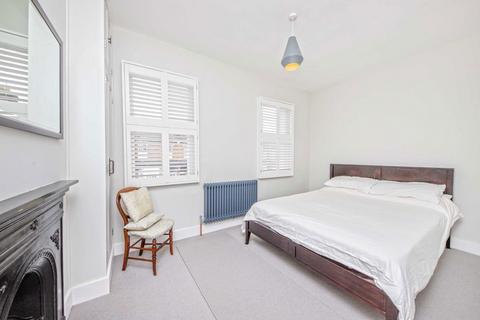 2 bedroom house for sale, Avenue Road, Hampton TW12