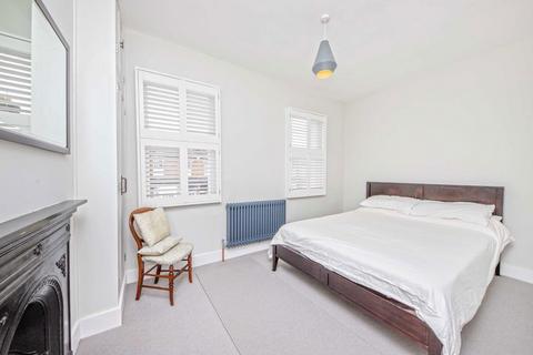 13 Avenue Road, Hampton, TW12 2BH