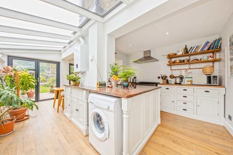 13 Avenue Road, Hampton, TW12 2BH