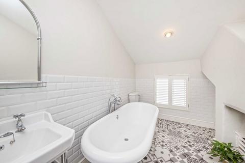 13 Avenue Road, Hampton, TW12 2BH