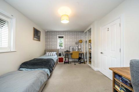 2 bedroom flat for sale, Station Road, Hampton TW12