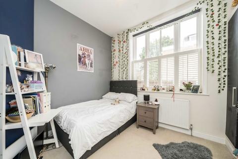 2 bedroom flat for sale, Station Road, Hampton TW12