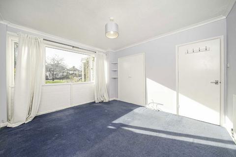 9 Coppsfield, West Molesey, KT8 1SN