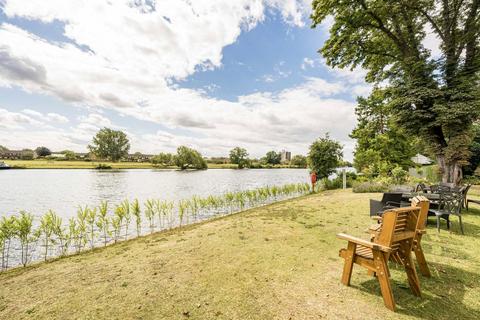 5 Thames Close, Hampton, TW12 2ET