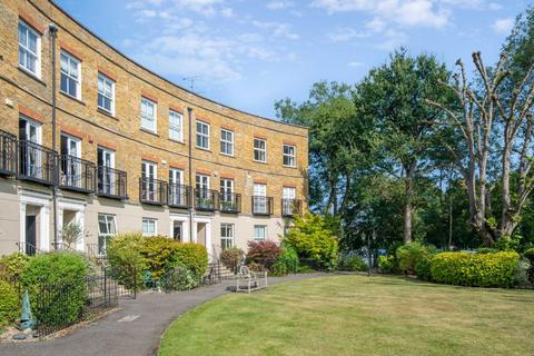 2 bedroom flat for sale, Hampton Court Crescent, East Molesey KT8