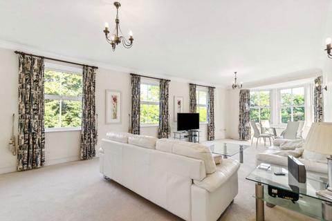 2 bedroom flat for sale, Hampton Court Crescent, East Molesey KT8