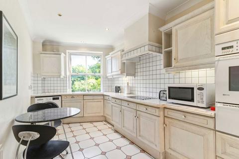 2 bedroom flat for sale, Hampton Court Crescent, East Molesey KT8