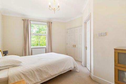 2 bedroom flat for sale, Hampton Court Crescent, East Molesey KT8