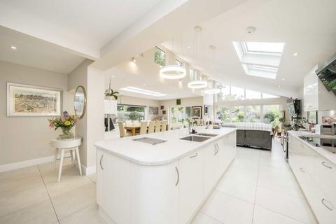 5 bedroom detached house to rent, Manor Gardens, Hampton TW12