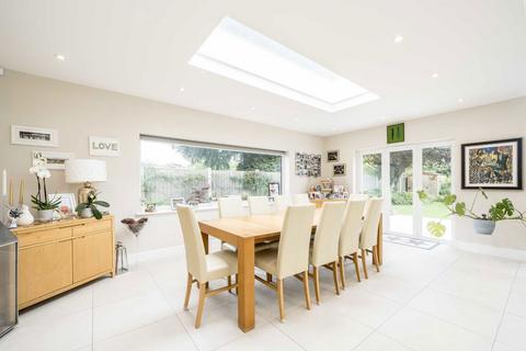 5 bedroom detached house to rent, Manor Gardens, Hampton TW12