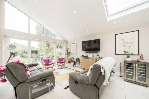 5 bedroom detached house to rent, Manor Gardens, Hampton TW12