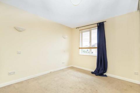 16 Gale Close, Hampton, TW12 3XP