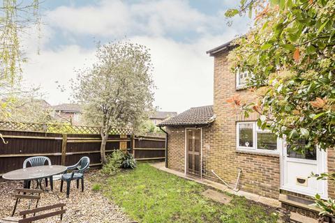 16 Gale Close, Hampton, TW12 3XP