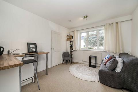 1 Bloxham Crescent, Hampton, TW12 2QF