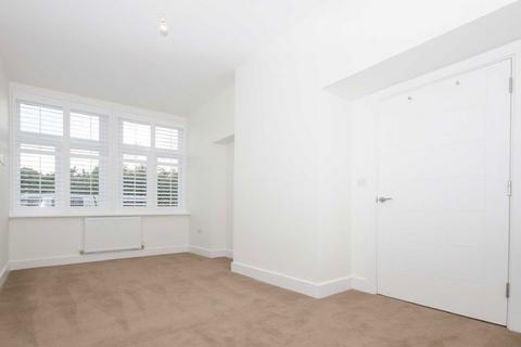 2 bedroom flat to rent, Staines Road East, Sunbury-On-Thames TW16