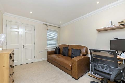 2 bedroom flat to rent, Green Street, Sunbury-On-Thames TW16