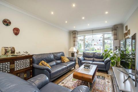 71 Albury Close, Hampton, TW12 3BB