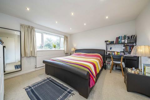 71 Albury Close, Hampton, TW12 3BB