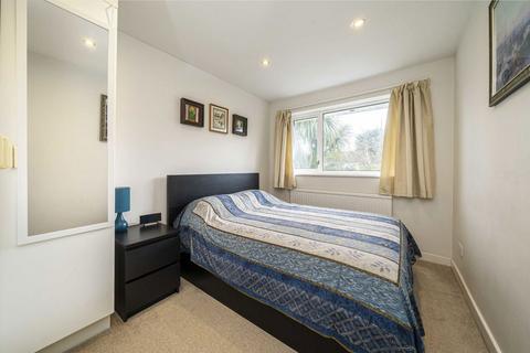 71 Albury Close, Hampton, TW12 3BB