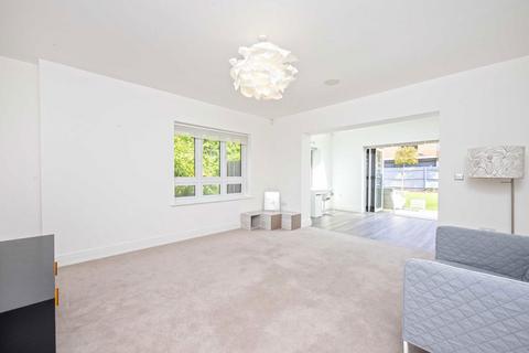 5 bedroom detached house to rent, Bridges Avenue, East Molesey KT8