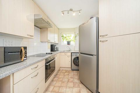 2 bedroom flat to rent, Tilley Road, Feltham TW13